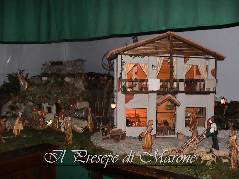 Dsc00037.jpg - Casa contadina e, sullo sfondo, la grotta con la Sacra Famiglia.