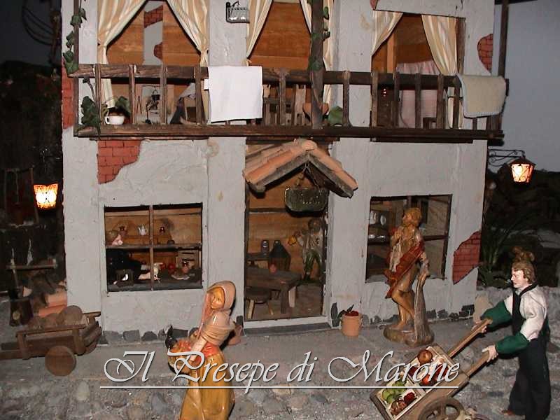 Dsc00047.jpg - Primo piano della casa contadina con il fruttivendolo. Tutti i frutti sul carretto sono veri, non ricostruiti con altri materiali.