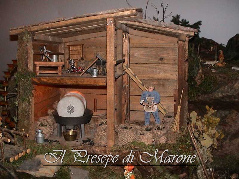 Dsc00051.jpg - Frantoio per le olive e laboratorio del fabbro. Il frantoio è frutto dell'ingegno e della maestria di Giuseppe. Riproduce in maniera perfetta il monumento all'entrata di Marone.