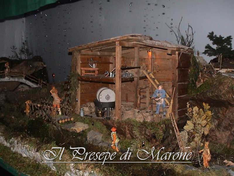 Dsc00063.jpg - Proprio davanti al frantoio, ogni tanto si scatena un bell'acquazzone. Il flash ha "congelato" le gocce di pioggia che cadono.