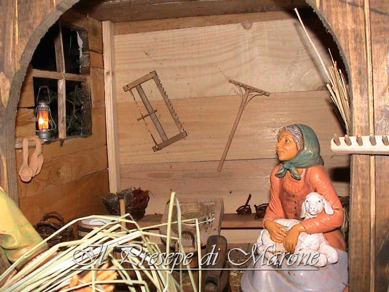 Dsc00067.jpg - Dettaglio della stalla. Oltre alla splendida statuina Fontanini da 30 cm. notare gli attrezzi da lavoro e la lanterna sulla finestra. Anche tutti questi oggetti sono autocostruiti.