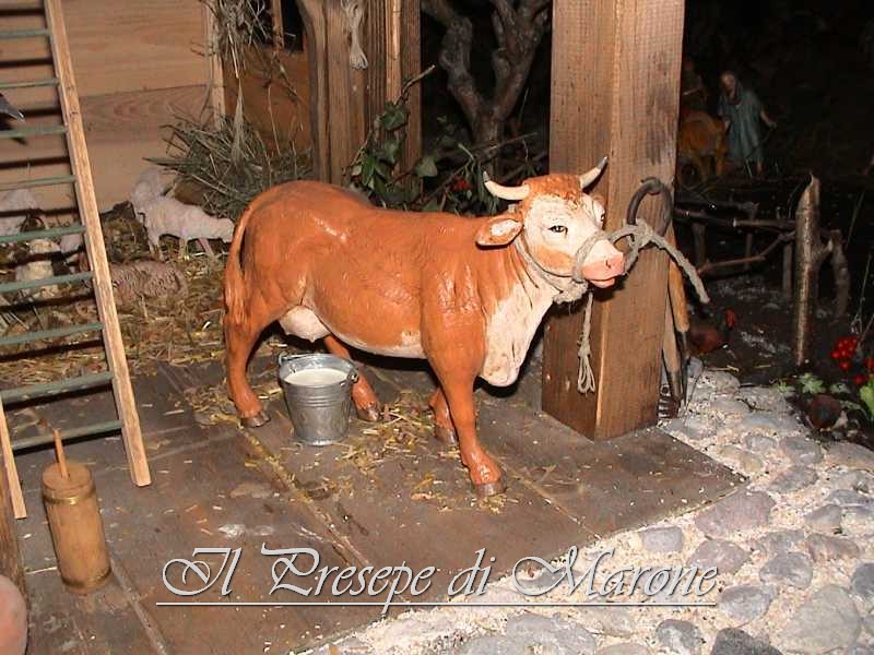 Dsc00069.jpg - Primo piano della mucca (Fontanini da 30 cm.) e del secchio con il latte.