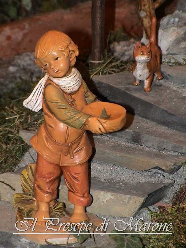 Dsc00102.jpg - Alla base del ponte, un bellissimo pastorello seguito dal suo gatto (entrambe Fontanini da 30 cm.)