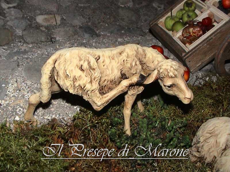 Dsc00147.jpg - Una splendida pecora di Presepi Pigini. Notare, in secondo piano, i veri frutti nel carretto del fruttivendolo (mele e melograni).