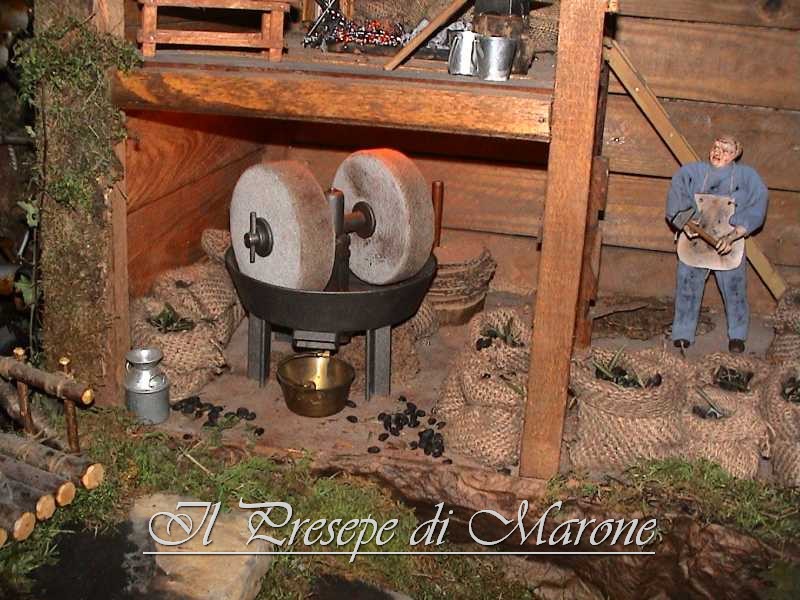 Dsc00154.jpg - Primo piano del frantoio. E' perfettamente funzionante ed è in movimento.