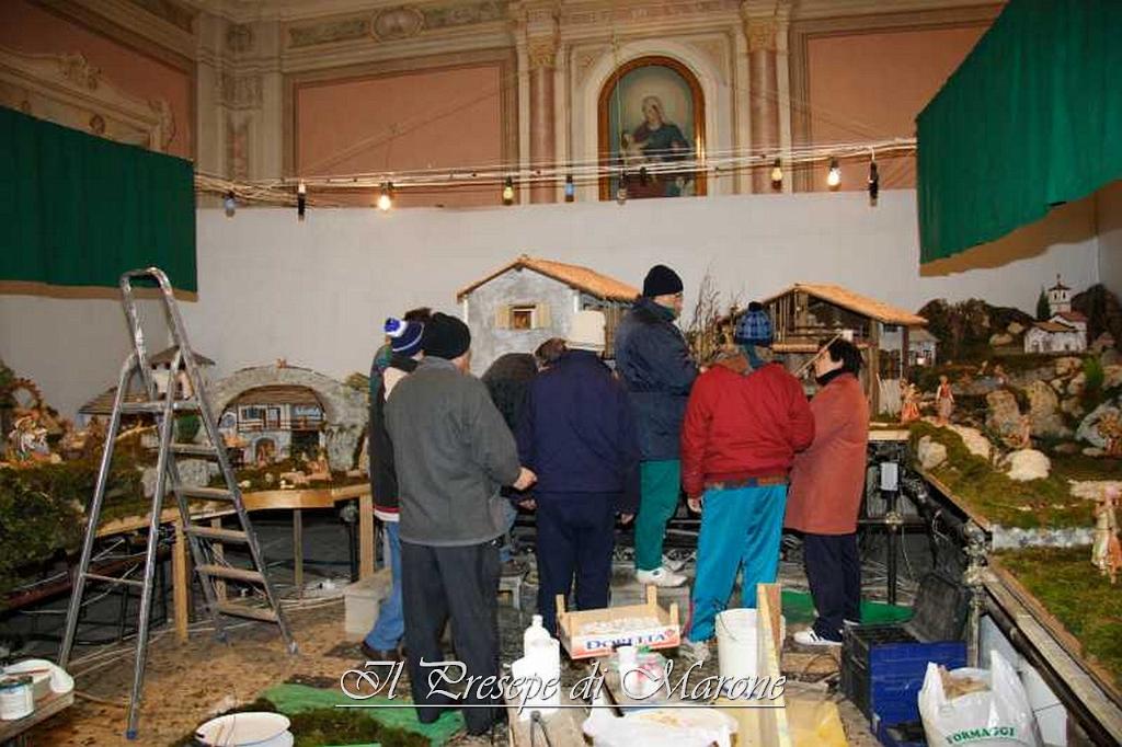 Img_3030.jpg - Zona centrale. Casa dei contadini e "lanificio".Al lavoro: Piero, Ramon (seminascosto), Cristian (ancora più nascosto), Franchino, Angelo, Fausto, Alex e Rosa.